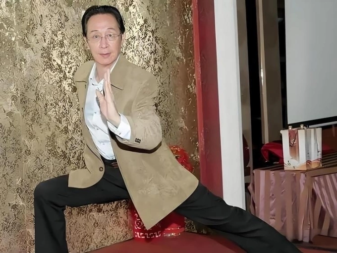 Diễn viên Kwan Chung bán nước 